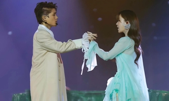 Những cặp đôi đáng chú ý trong showbiz Việt năm 2023 Bích Phương - Tăng Duy Tân diễn tình tứ tại livestage 2.