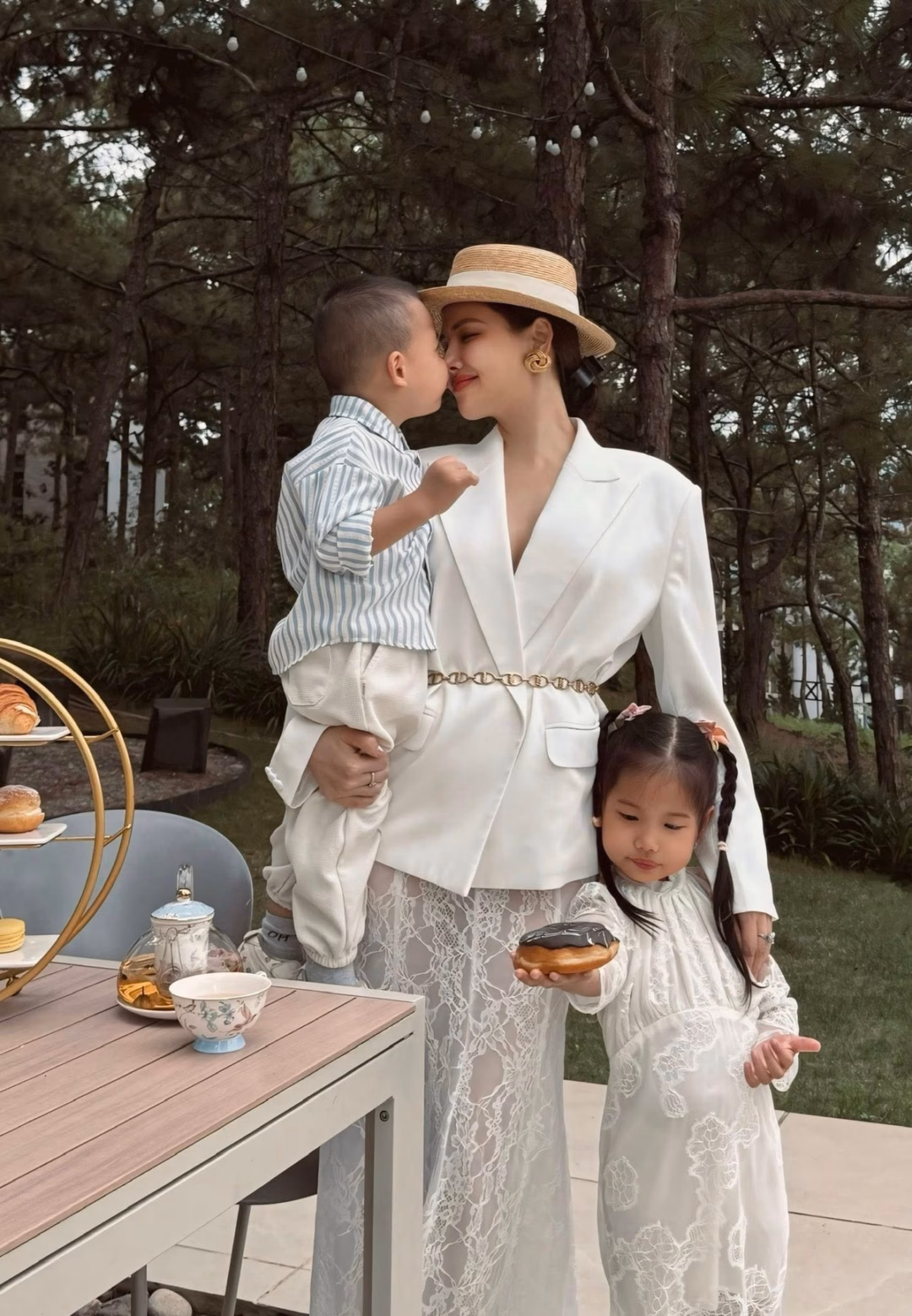 Phanh Lee khoe khoảnh khắc ngọt ngào bên các con, style đồng điệu gây mê