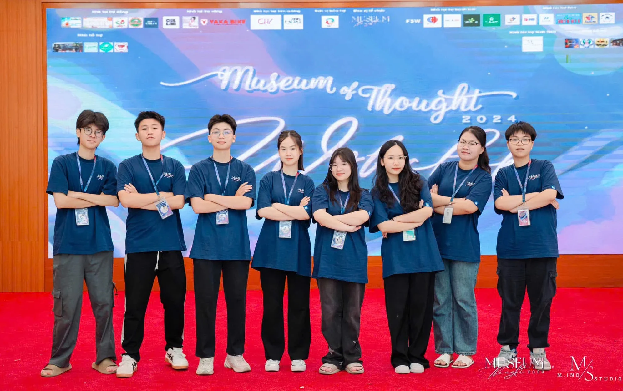 Nguyễn Lê Hiền Mai (đứng thứ 4 từ trái sang là Trưởng ban Tổ chức Chương trình Museum of Thought (chương trình Trại hè và giáo dục tâm lý cho trẻ vị thành niên).
