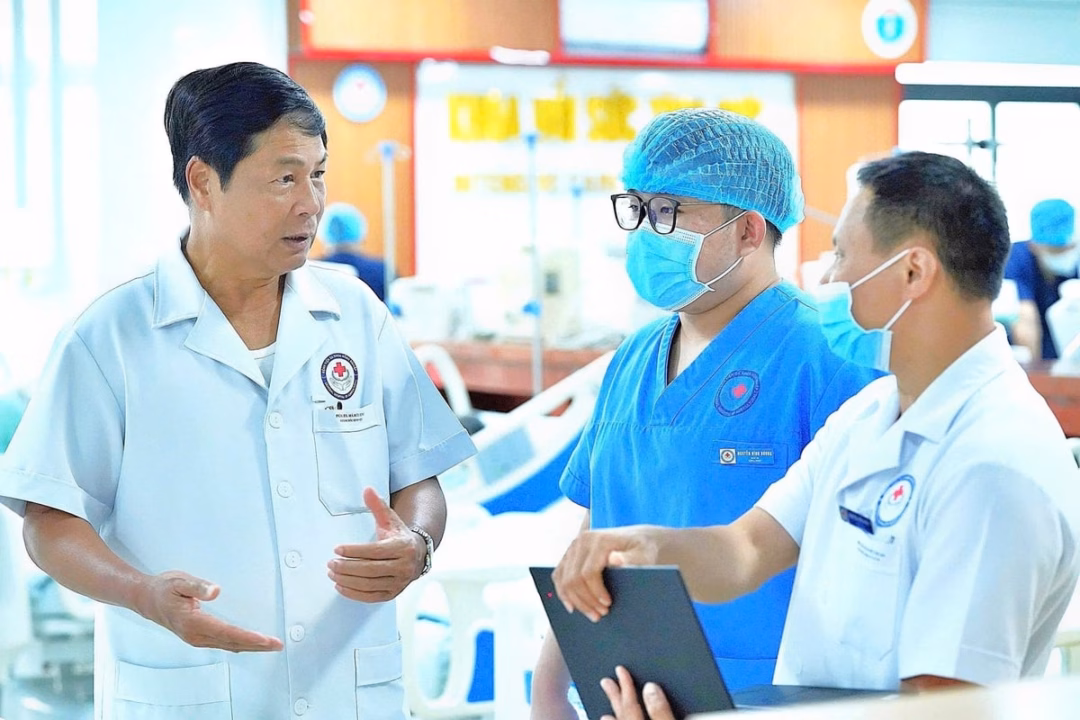 Tốt nghiệp Đại học Y Hà Nội từ năm 1989, bác sĩ Hà Hữu Tùng bắt đầu hành trình gắn bó cả đời với bệnh viện của ngành nông nghiệp, của bà con nông dân. Ảnh: Bảo Thắng.