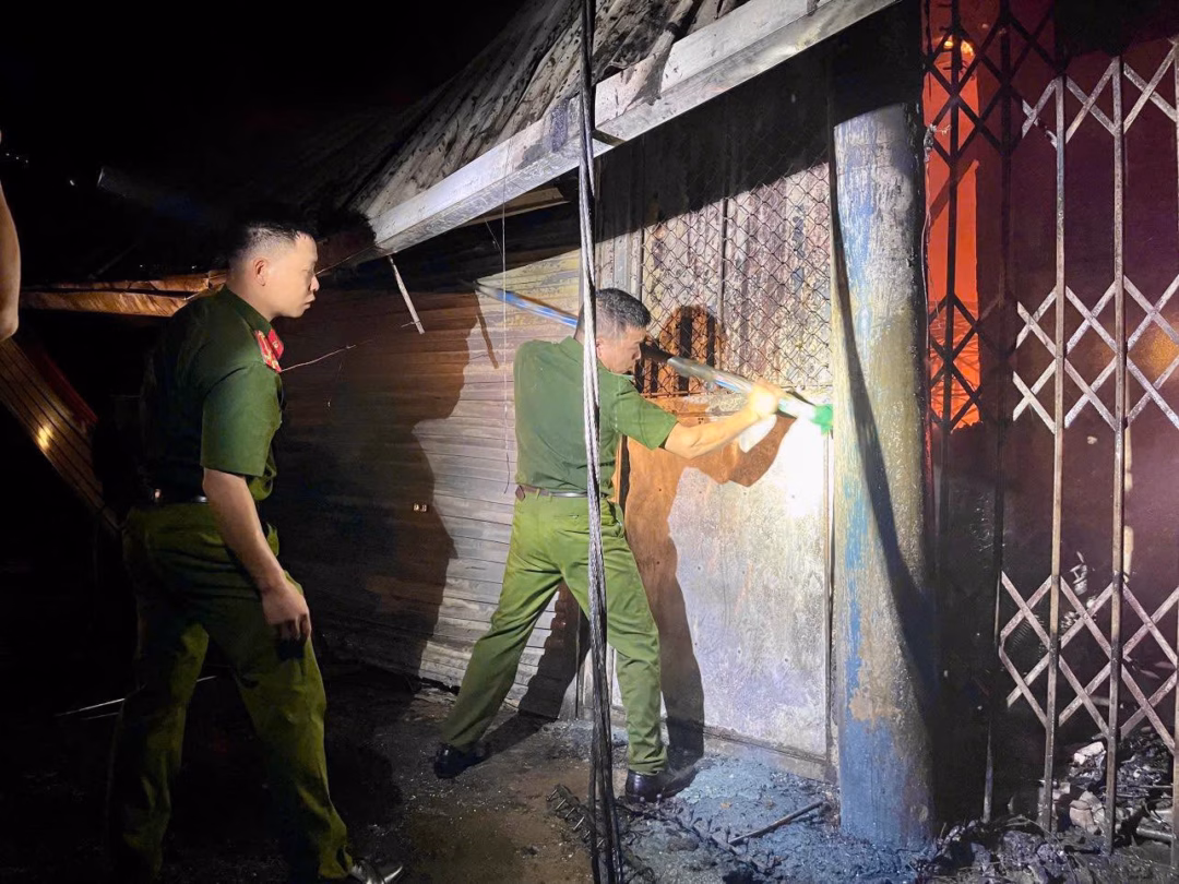 Thái Nguyên: Cháy công ty khiến 1 người tử vong, 1 người bị thương Lực lượng chức năng đến hỗ trợ dập lửa trong đêm.