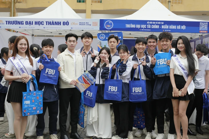 Các em học sinh tìm hiểu thông tin tuyển sinh và chụp ảnh kỷ niệm tại Ngày hội tuyển sinh 2025 - Ảnh: FBU