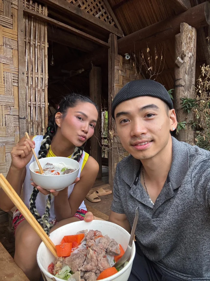 Tuấn Khôi khiến H’Hen Niê xúc động với 8 chữ giữa thai kỳ Những khoảnh khắc đời thường của vợ chồng H'Hen Niê được nhiều người yêu thích, ngưỡng mộ. (Ảnh FBNV)
