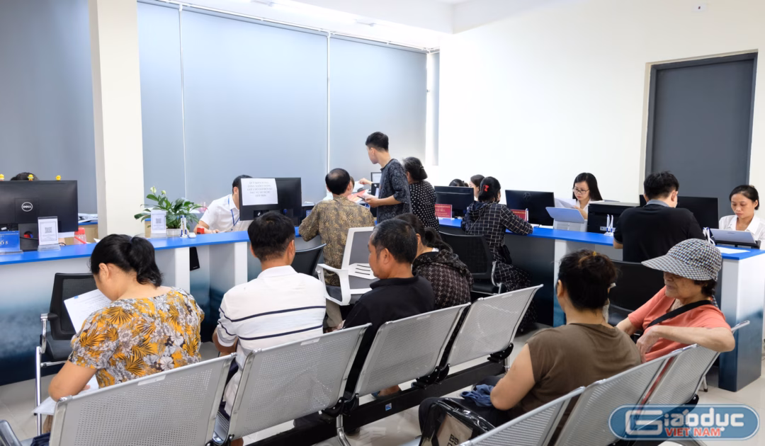 Không khí làm việc nghiêm túc tại Trung tâm phục vụ hành chính công xã Thanh Trì.