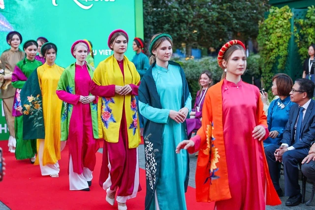 Áo dài 12 mùa hoa góp phần quảng bá hình ảnh Hà Nội đến Nga Hà Nội 12 mùa hoa tái hiện những trải nghiệm thị giác qua từng tháng trong năm, mỗi tháng là một loài hoa đặc trưng gắn với ký ức Hà Nội: hoa đào tháng giêng, hoa ban tháng ba, loa kèn tháng tư, sen tháng sáu đến cúc họa mi cuối thu