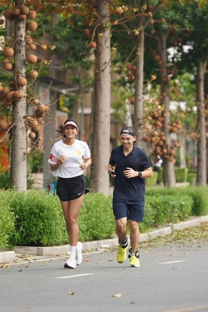 Trước khi mang bầu, vợ chồng hoa hậu thường cùng nhau chạy bộ, tập gym.