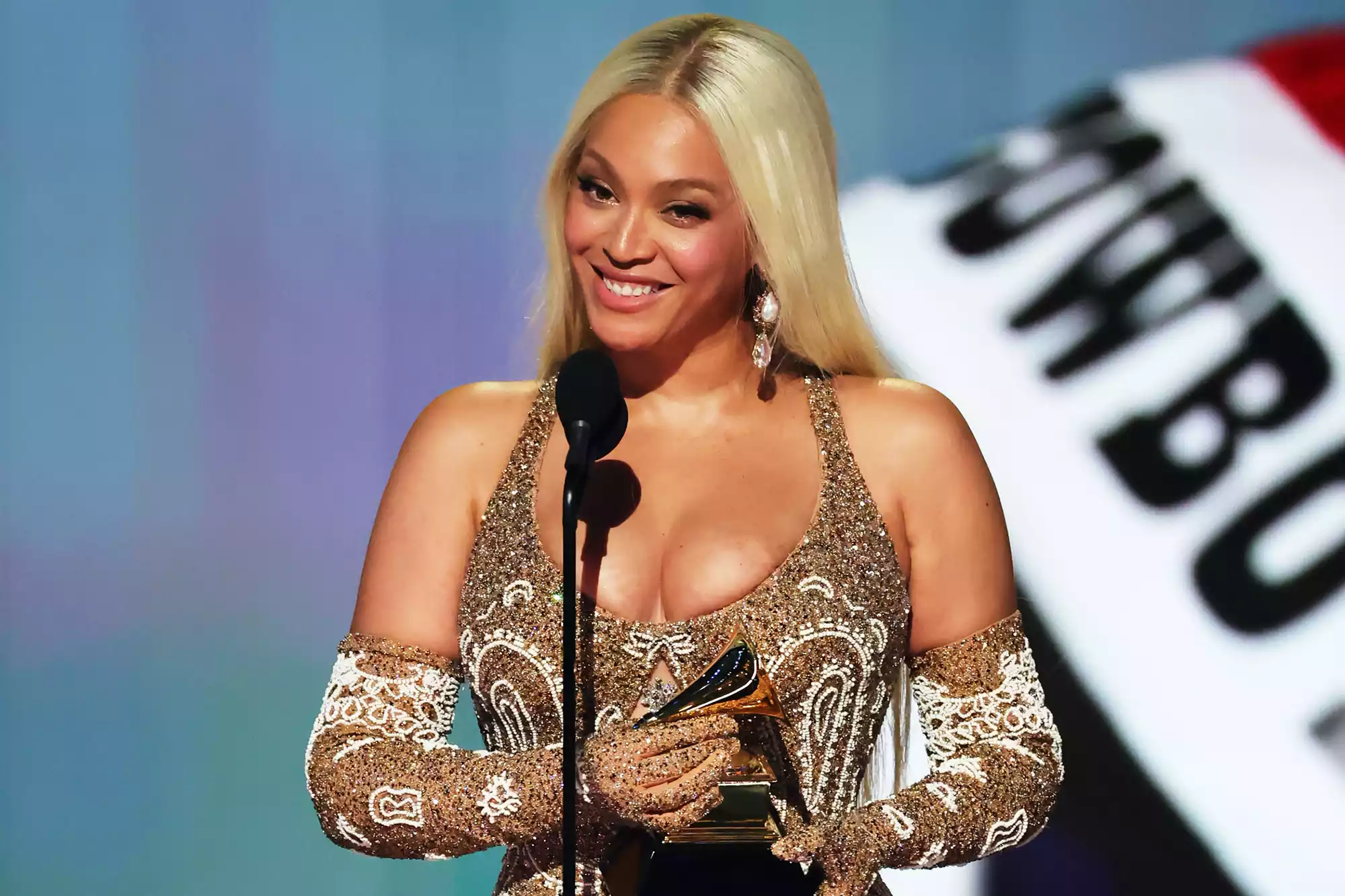 Chiều cao của Ariana Grande, Jonathan Bailey và Kim Kardashian gây chú ý Beyoncé accepts the Album of the Year award for "COWBOY CARTER" onstage during the 67th Annual GRAMMY Awards at Crypto.com Arena on February 02, 2025 in Los Angeles, California.