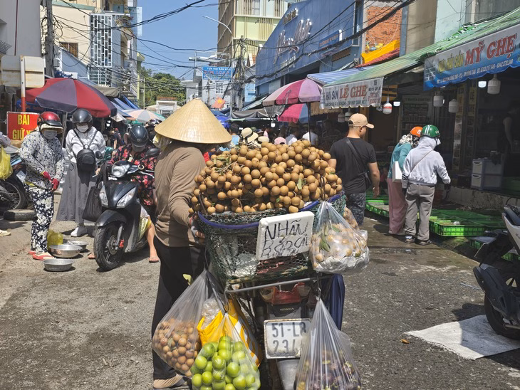 Xe bán trái cây trong đó có nhãn - đặc sản của Vũng Tàu - Ảnh: HOÀNG LÊ