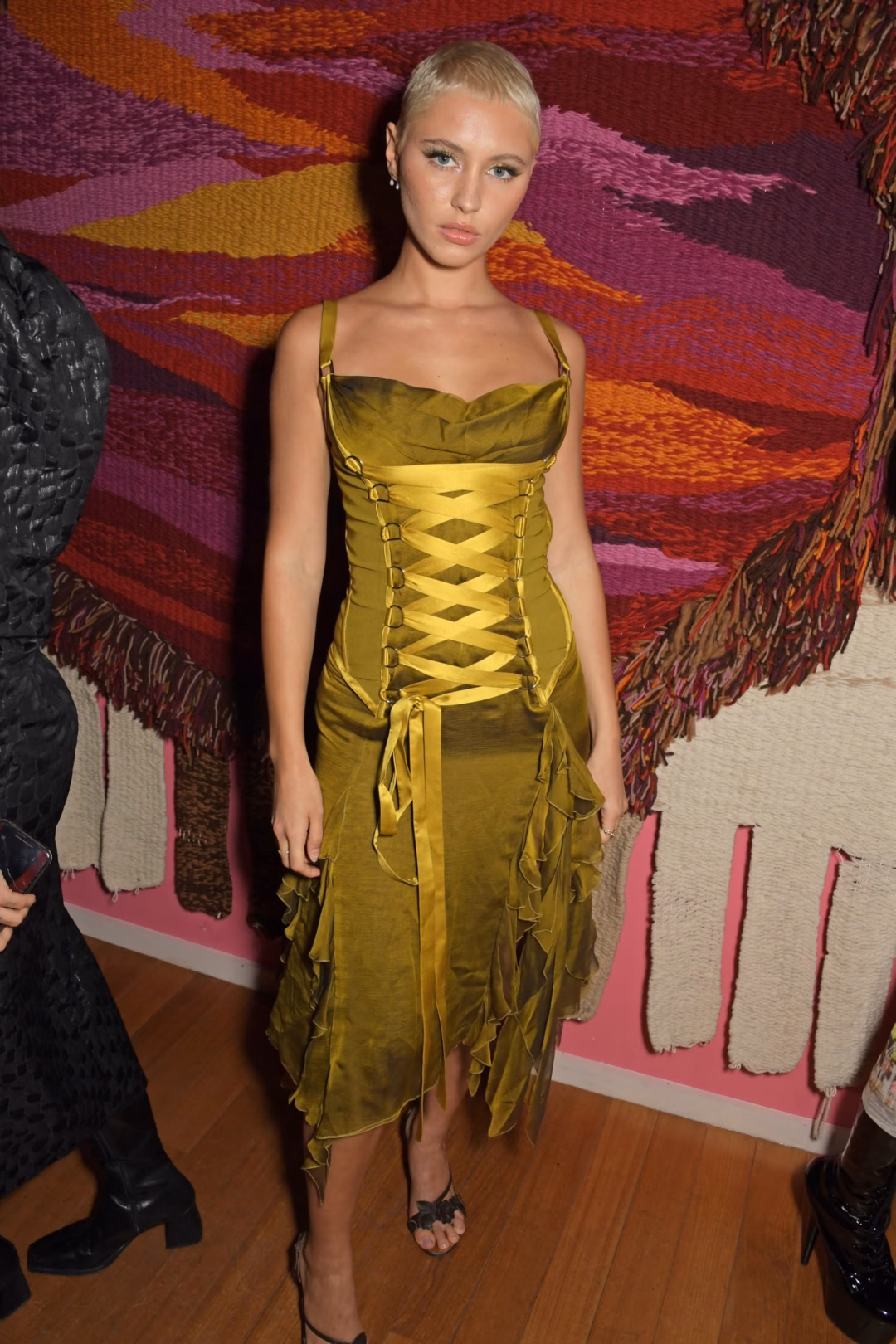Iris Law diện chiếc đầm Versace tại Tuần lễ Thời trang London. Ảnh: @Fashion_Critic_