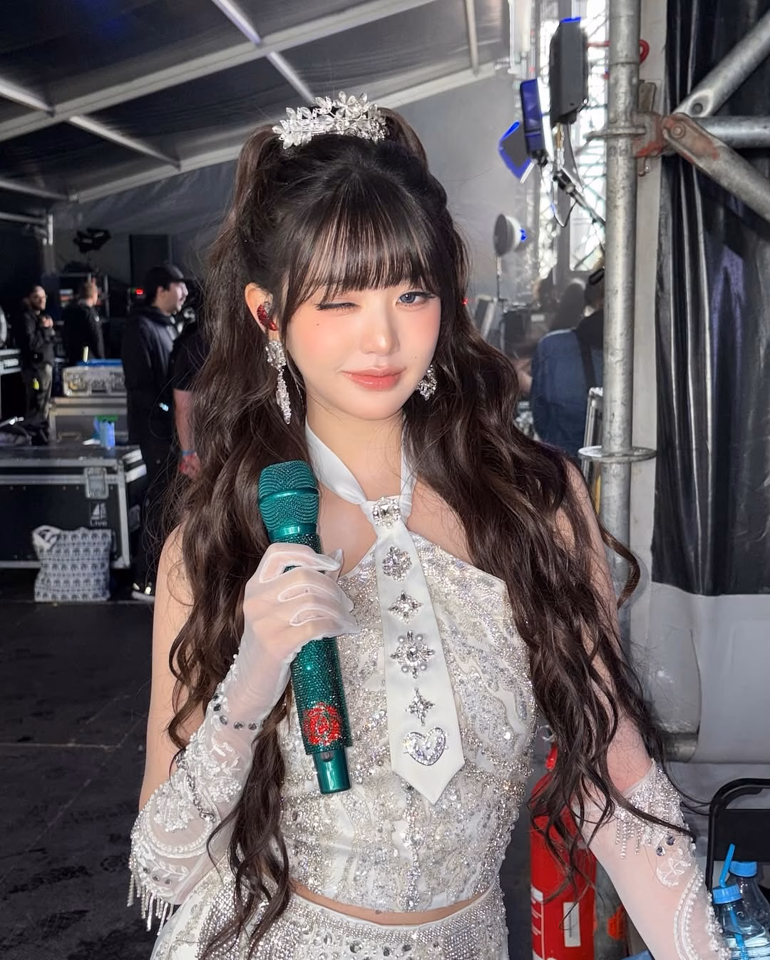Cộng đồng mạng tranh cãi về visual mới của Jang Wonyoung tại sân bay Jang Wonyoung vẫn ghi điểm với visual xinh đẹp, rạng rỡ trong những buổi biểu diễn gần đây. Việc tăng cân không ảnh hưởng nhiều đến visual của "công chúa Kpop.
