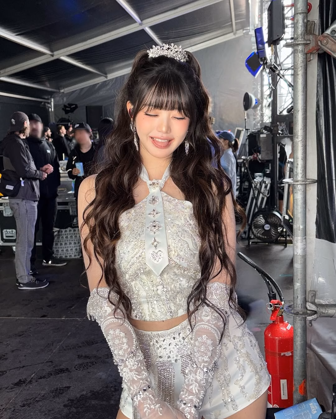 Cộng đồng mạng tranh cãi về visual mới của Jang Wonyoung tại sân bay Jang Wonyoung vẫn ghi điểm với visual xinh đẹp, rạng rỡ trong những buổi biểu diễn gần đây. Việc tăng cân không ảnh hưởng nhiều đến visual của "công chúa Kpop.