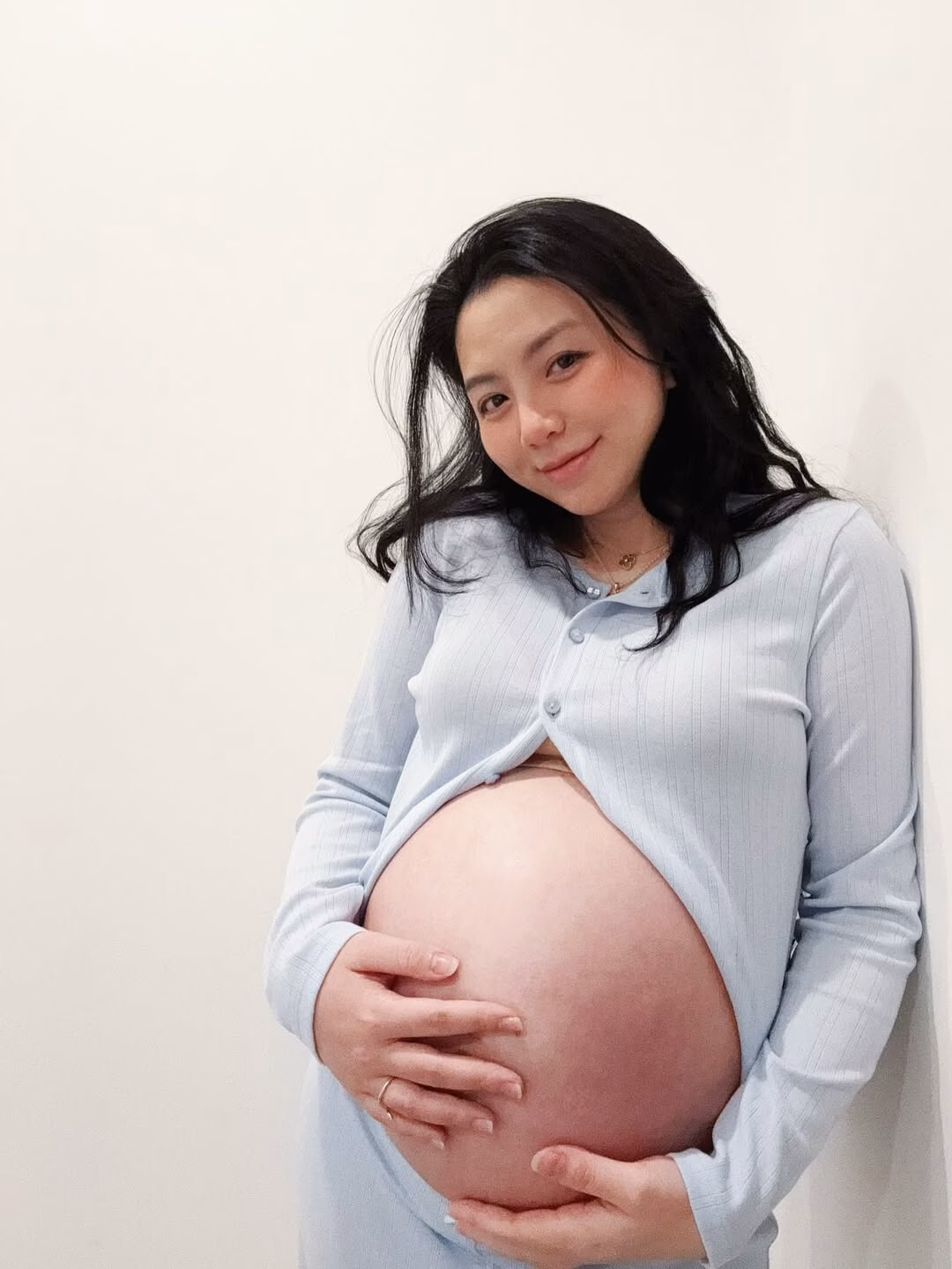 Đặng Tiểu Tô Sa khoe bụng bầu xinh đẹp, tự tin về phong cách thời trang khi mang thai