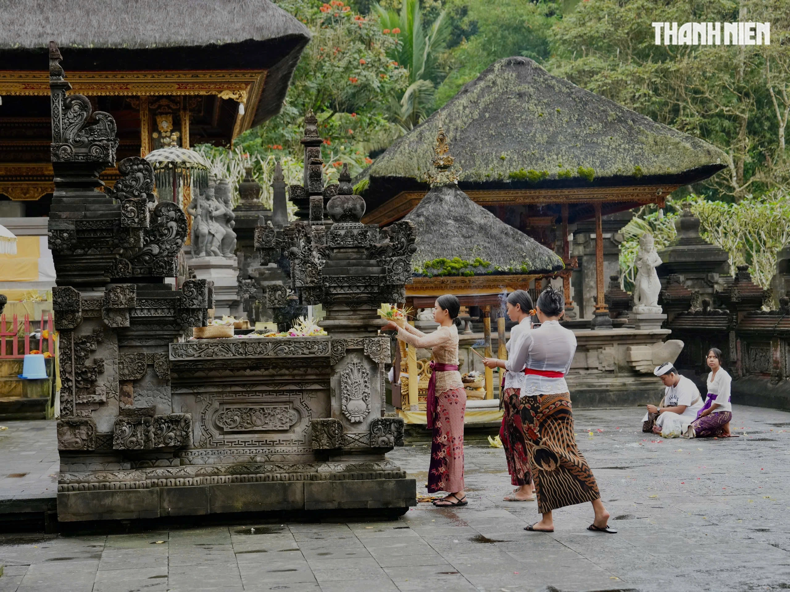 Tại nơi linh thiêng nhất của ngôi đền, du khách chỉ có thể đứng nhìn từ xa. Tại đây có bảng thông báo nhắc du khách vui lòng không vào trong nếu không phải người có đạo Hindu