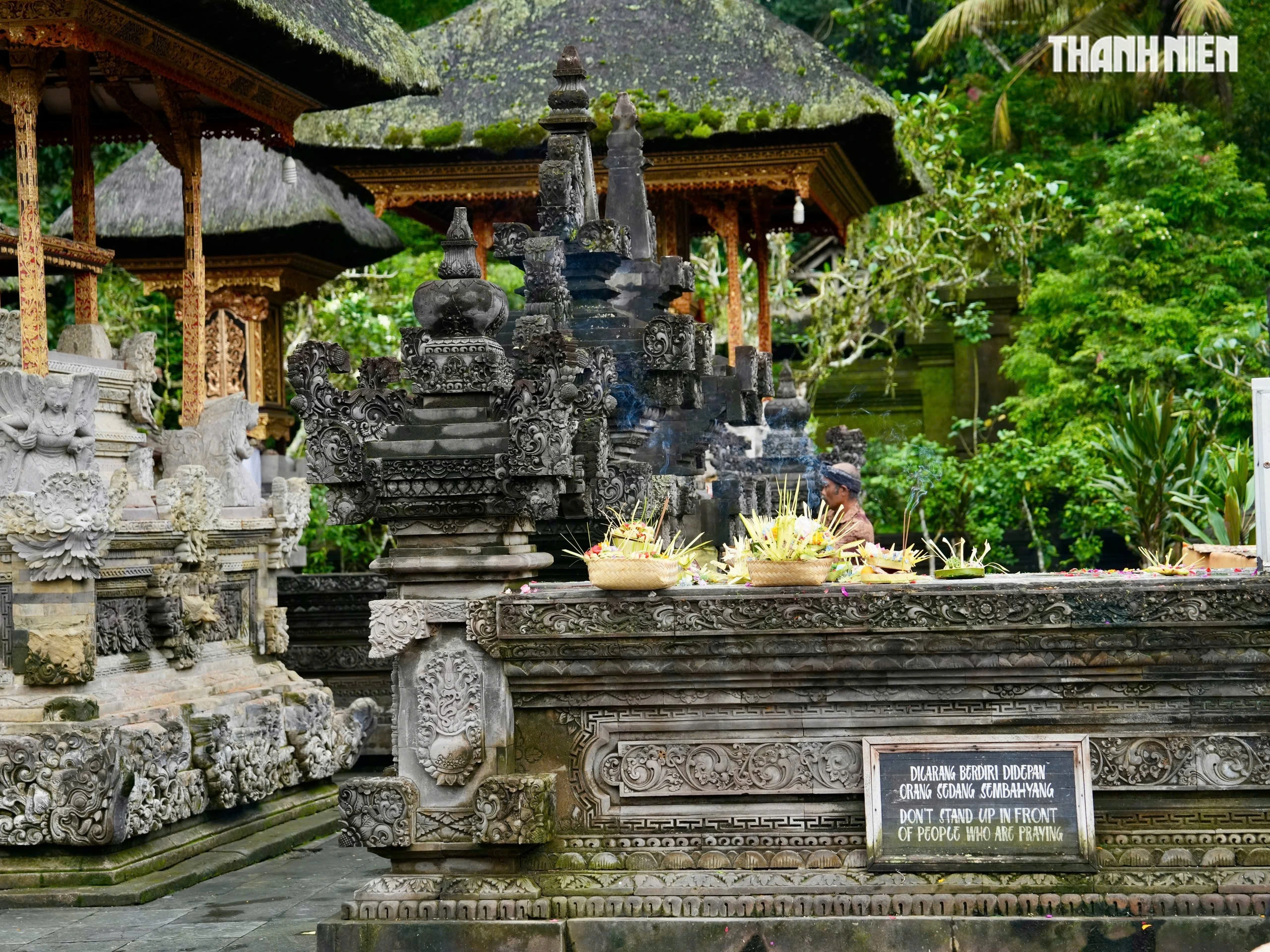 Màu sắc chủ đạo tại đền Tirta Empul là nâu, đen, xám - màu tự nhiên của đá và gỗ, tạo cảm giác trầm mặc, cổ kính và tôn nghiêm với vật liệu chính là: đá núi lửa, gỗ chạm trổ, gạch nung, mái rơm alang-alang