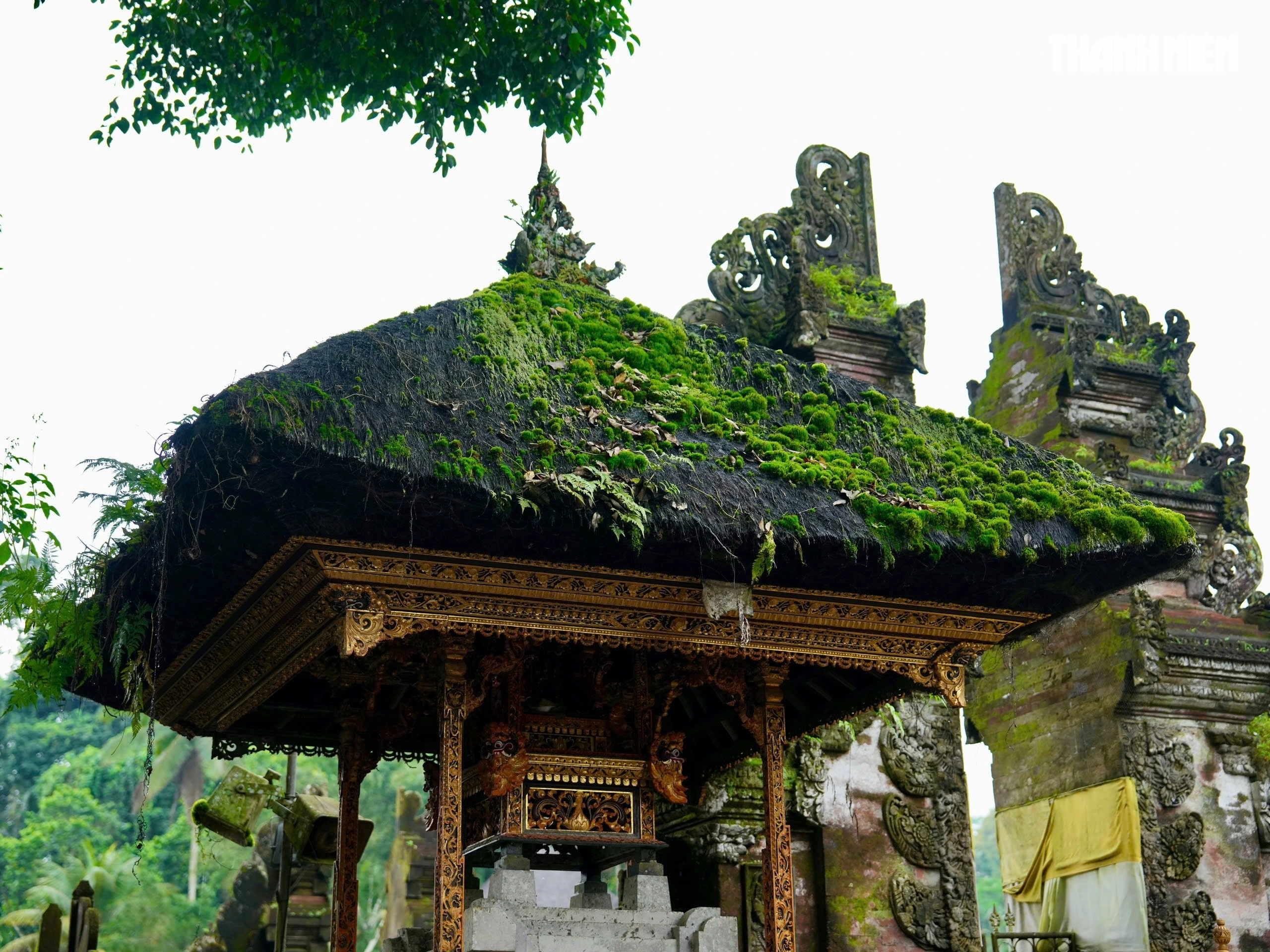 Trong đền có nhiều bàn thờ thờ các vị thần trong đạo Hindu như thần Indra, Vishnu... theo kiến trúc điêu khắc gỗ, đá và mái lợp rơm thể hiện sự tôn kính thần linh và mỹ thuật thủ công truyền thống Bal