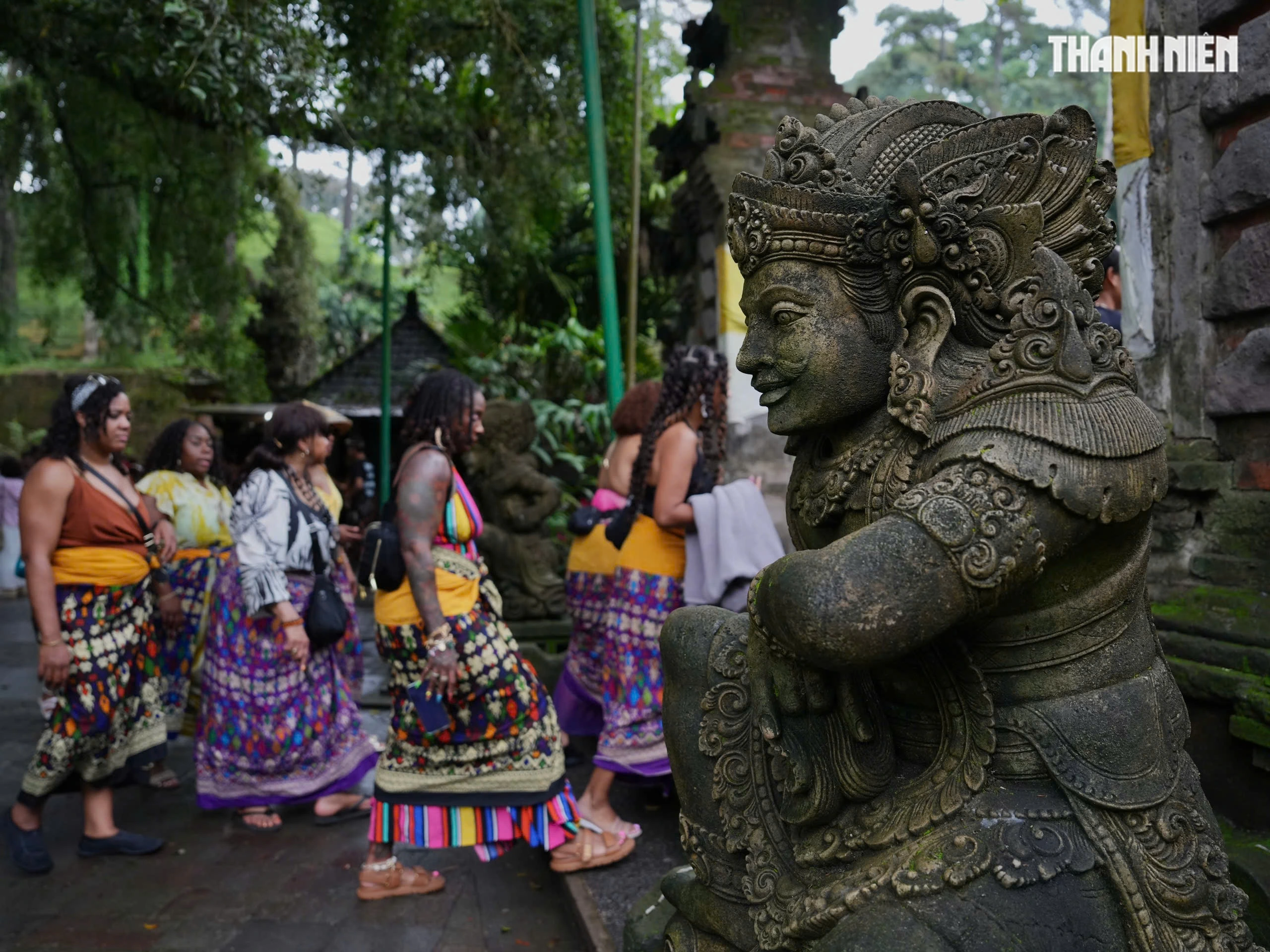 Hai bên cổng vào thường có hình dáng cổng tách đôi truyền thống (Candi Bentar), tượng trưng cho ranh giới giữa đời sống trần tục và không gian linh thiêng. Ngoài ra, cổng vào cũng có tượng thần hộ pháp, thể hiện sự bảo vệ khỏi tà khí