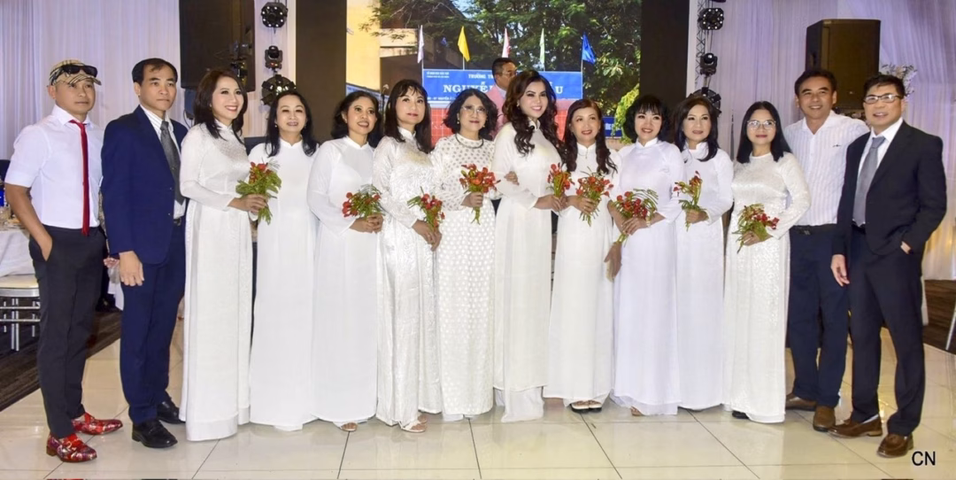 Hoa hậu Kim Hồng vừa có cuộc gặp mặt với thầy cô và bạn bè từ thời phổ thông.