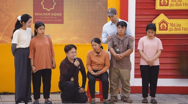 Ma Ran Đô xót xa khi thấy các em phải sớm lao động để phụ giúp gia đình