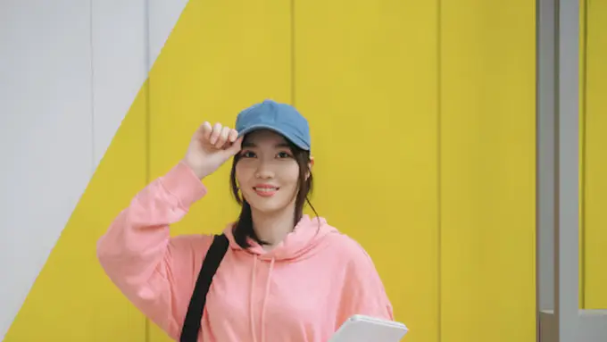 Ide mix and match OOTD hoodie yang simple dan stylish untuk kuliah. (Foto/Dok: freepik.com/hubmovel68)