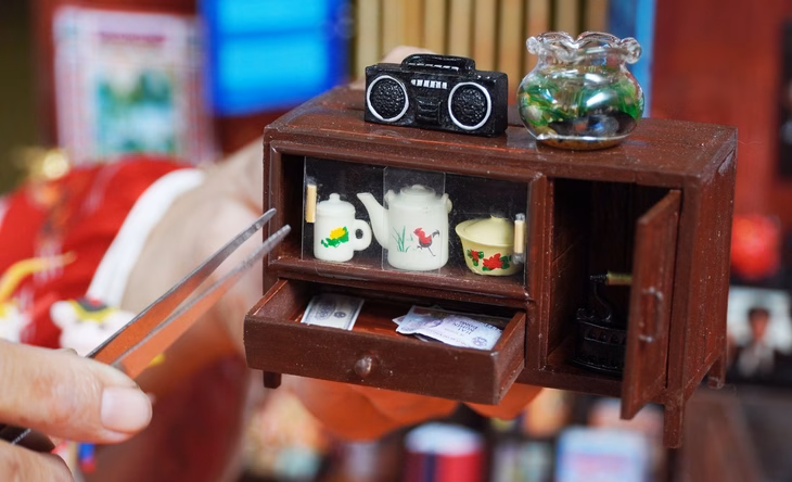 Một chiếc tủ nhỏ bằng bao thuốc lá nhưng có đầy đủ công năng, có ngăn kéo được và chứa các vật dụng cần thiết cho sinh hoạt gia đình thời 8X - Ảnh: THANH HUYỀN