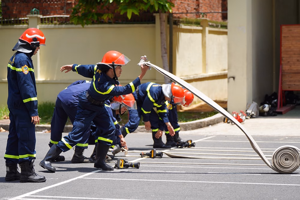 Nghệ sĩ cùng 배우 vào ‘lửa đỏ’ làm chiến sĩ phòng cháy chữa cháy Lê Dương Bảo Lâm bị nhắc nhở trong chương trình Bộ Công an phối hợp sản xuất - ảnh 3