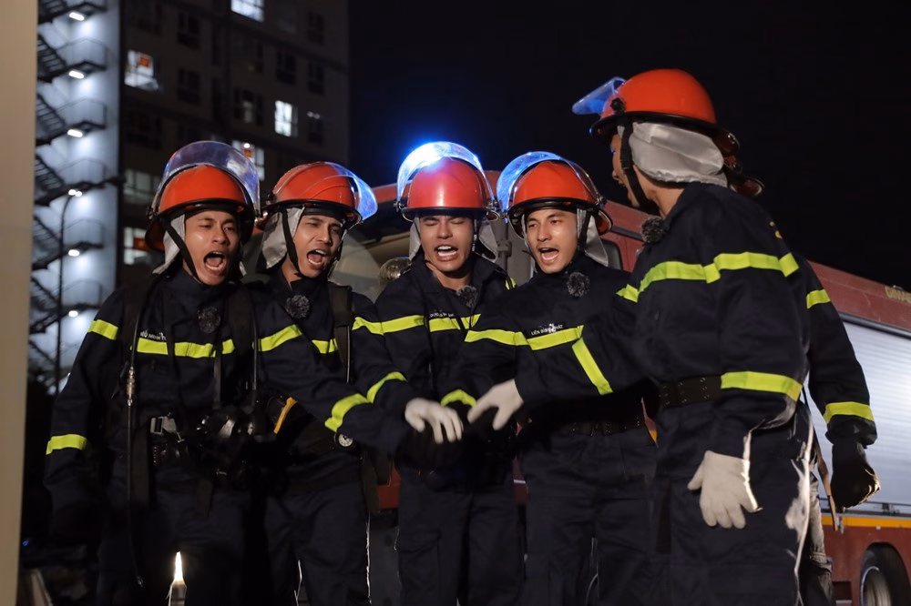 Nghệ sĩ cùng 배우 vào ‘lửa đỏ’ làm chiến sĩ phòng cháy chữa cháy Dàn cast bước vào thử thách chữa cháy. Ảnh: BTC