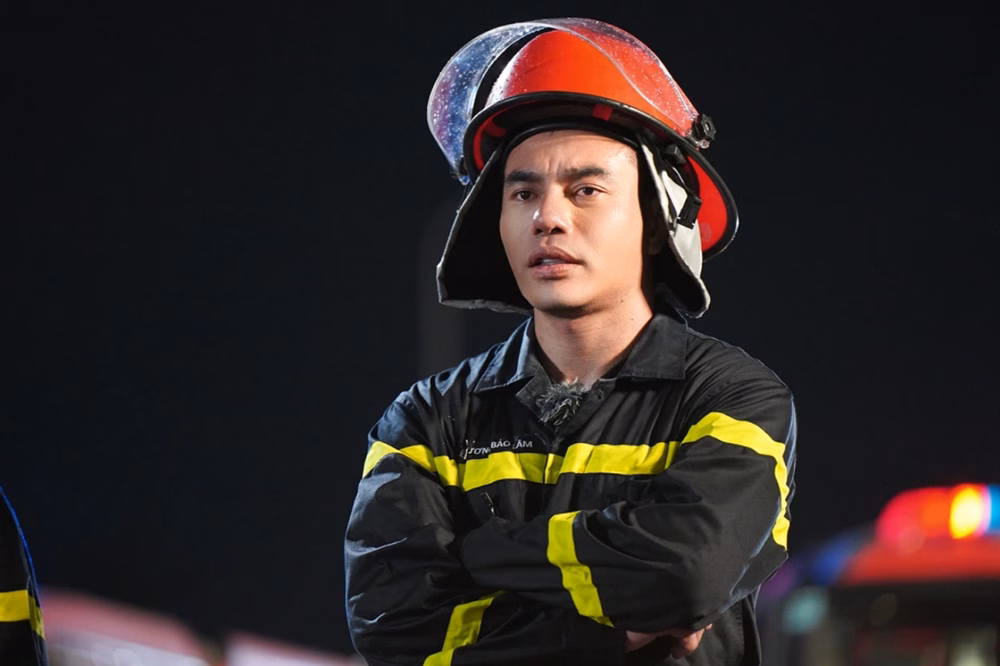 Nghệ sĩ cùng 배우 vào ‘lửa đỏ’ làm chiến sĩ phòng cháy chữa cháy Lê Dương Bảo Lâm tại show truyền hình "Chiến sĩ quả cảm". Ảnh: BTC