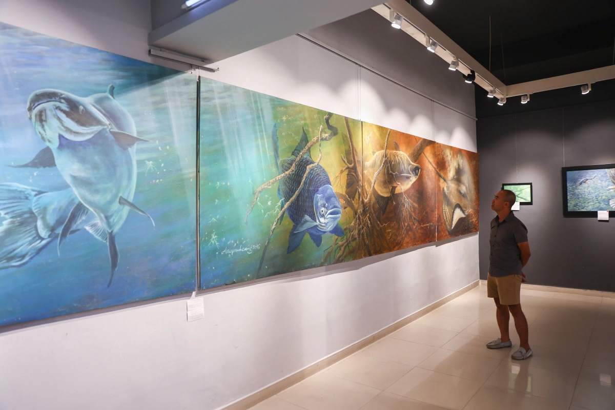 Nghệ thuật Hoang dã – Thiên nhiên: Vẻ đẹp của động vật hoang dã lên canvas Bộ bốn tranh về những loài cá ở đại dương dài khoảng 10 m, là tác phẩm có kích thước lớn nhất trong triển lãm.