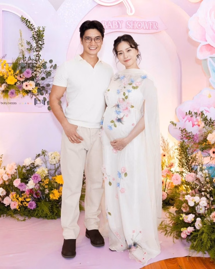 Ngô Thanh Vân khoe phong cách sang trọng khi mang bầu Phom dáng tương tự cũng được diễn viên chưng diện trong buổi tiệc công bố con đầu lòng, hôm 22/6.