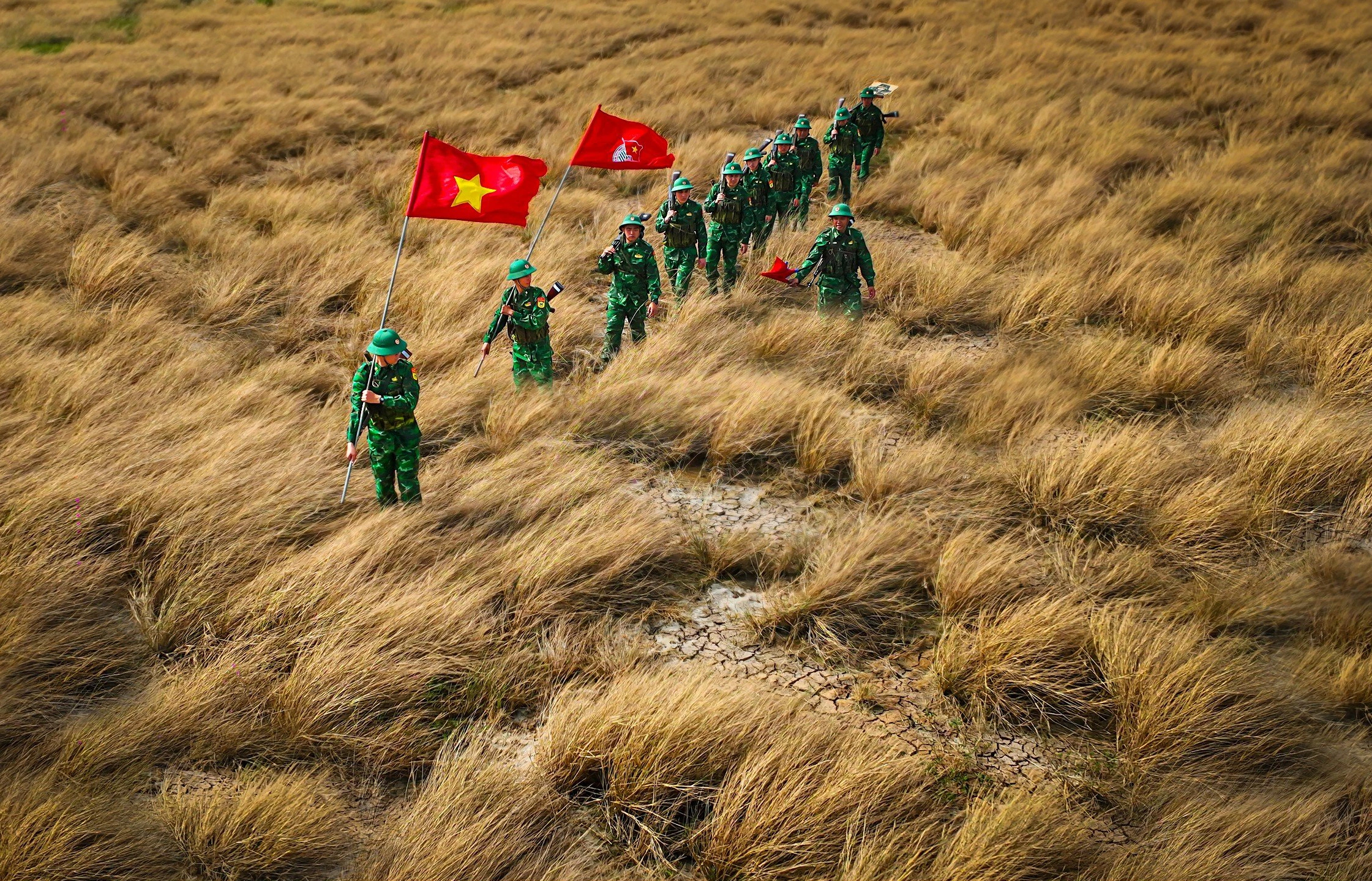 “Ngũ Sắc Hội Tụ: Hành Trình Từ Hiện Thực Đến Tâm Hồn” Tác phẩm Tuần tra biên ải