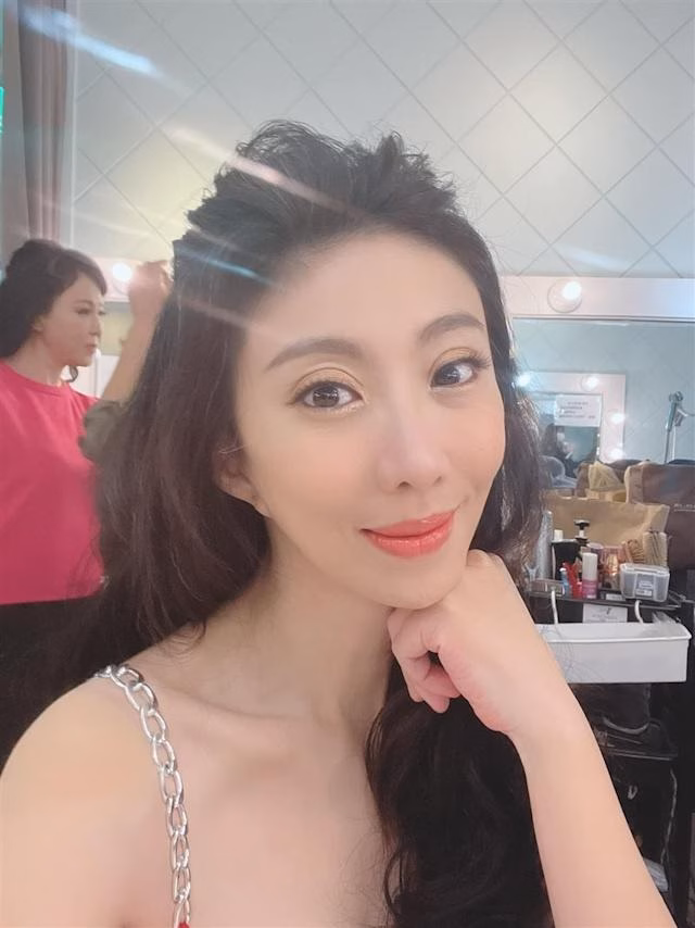 Nữ diễn viên Lý Vũ Nhu đau xót nhớ con trai qua đời ở tuổi 15 vì bệnh hiếm gặp Con trai nữ diễn viên mắc bệnh hiếm gặp AADC và từng được tiên lượng chỉ sống 2-3 năm. Tuy nhiên, dưới sự chăm sóc của Lý Vũ Nhu, cậu bé đã sống đến 15 tuổi