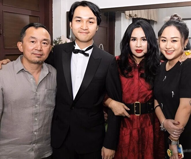 Quốc Trung hạnh phúc khi con gái chọn mình chứ không là Thanh Lam Quốc Trung - Thanh Lam chụp ảnh bên 2 con ruột.