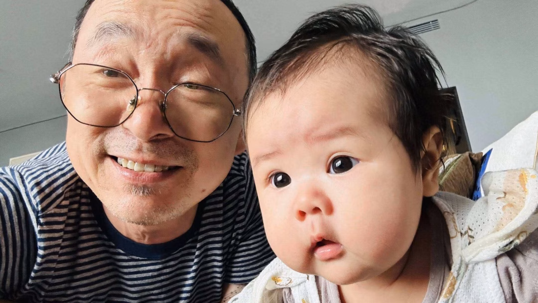 Quốc Trung hạnh phúc khi con gái chọn mình chứ không là Thanh Lam Nhạc sĩ Quốc Trung thường khoe những khoảnh khắc vui vẻ, hài hước bên cháu gái.