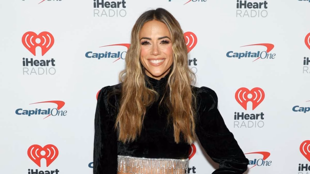 Sao truyền hình Mỹ rộn ràng đón con dâu, con gái Jana Kramer Takes a Pregnancy Test Live on Her Podcast After Being 13 Days Late