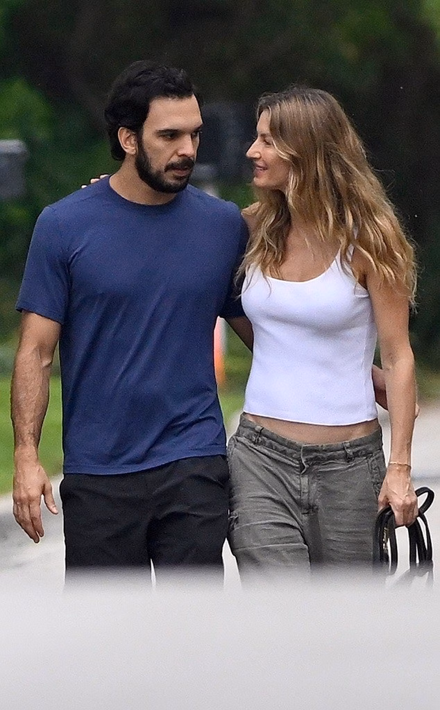 Siêu mẫu Gisele Bündchen dính drama ngoại tình với huấn luyện viên con trai Việc nhanh chóng công khai tình mới và có con chung hậu ly hôn khiến siêu mẫu đình đám nhận nhiều chỉ trích vì nghi vấn ngoại tình.
