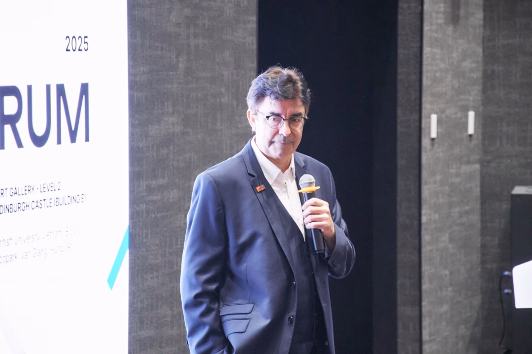 Sinh viên BUV thể hiện đa dạng nghệ thuật tại Triển lãm SPECTRUM – Summer Show2025 TS. Paul D.J. Moody, Trưởng khoa Truyền thông & Sáng tạo