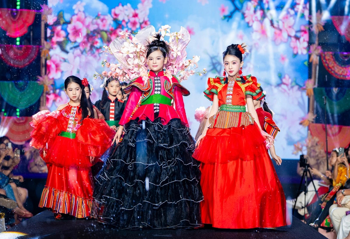 di sản tây bắc thổ cẩm, khèn môi, váy xòe rực rỡ trên sàn catwalk hình ảnh 2