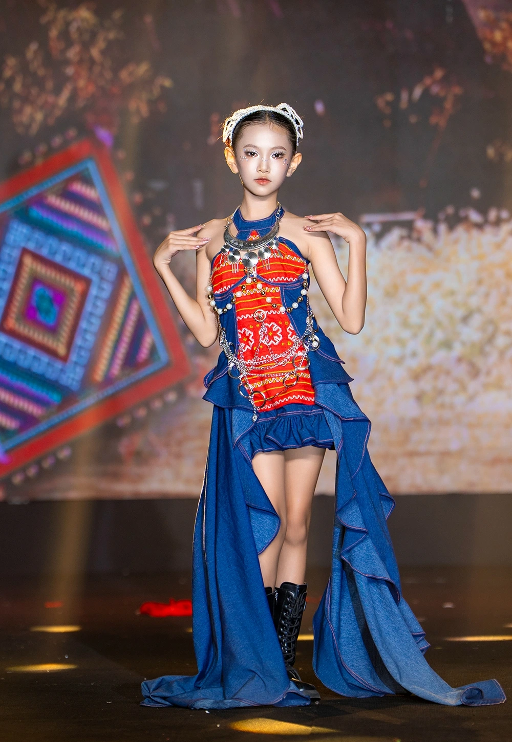 di sản tây bắc thổ cẩm, khèn môi, váy xòe rực rỡ trên sàn catwalk hình ảnh 5