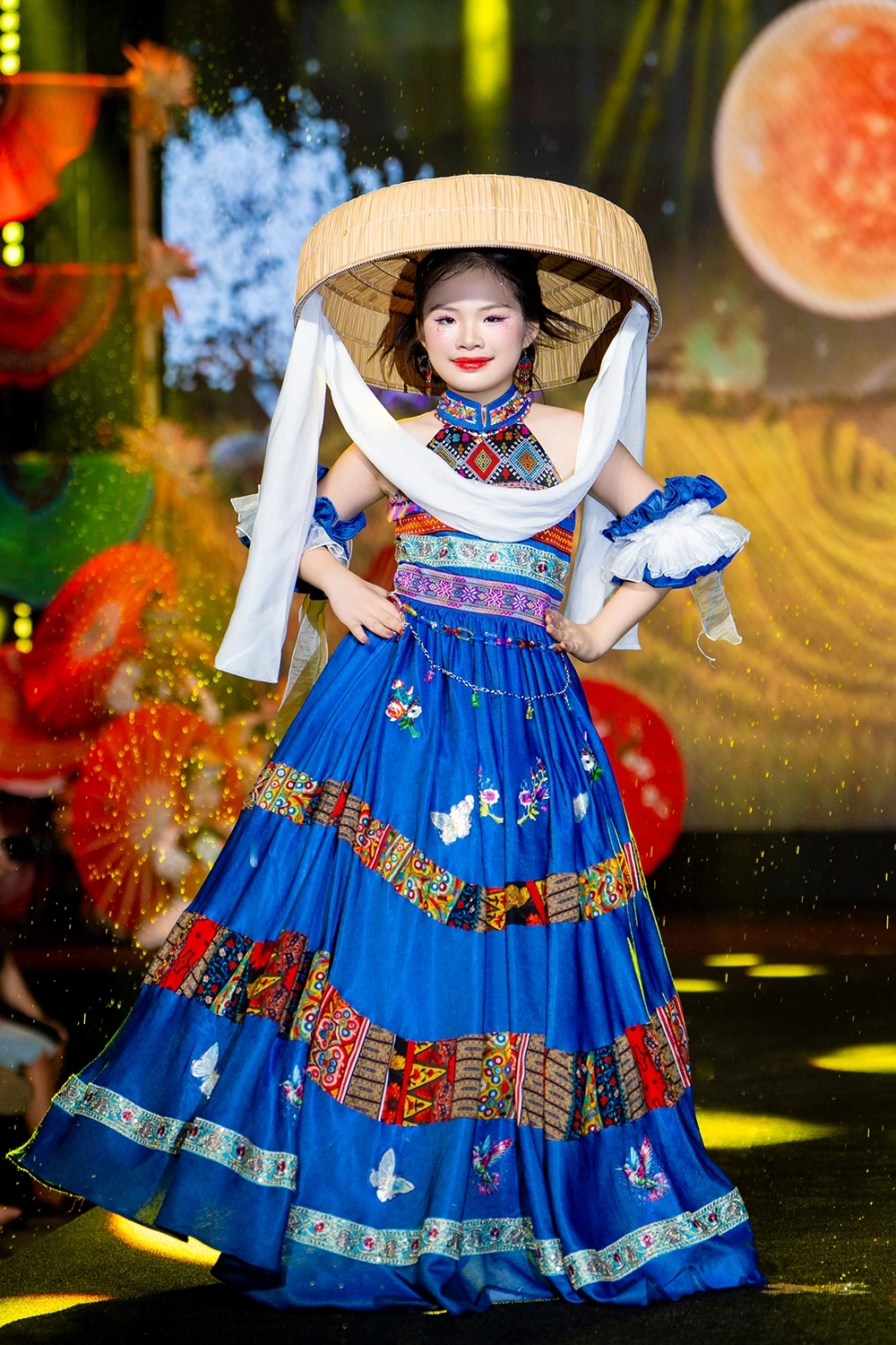 di sản tây bắc thổ cẩm, khèn môi, váy xòe rực rỡ trên sàn catwalk hình ảnh 3