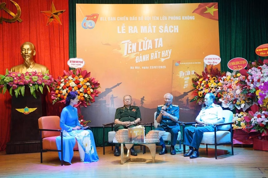 Tên lửa ta đánh rất hay – Ký ức hào hùng của Bộ đội Tên lửa Phòng không Sách Tên lửa ta đánh rất hay do Waka phát hành. Ảnh: HT.
