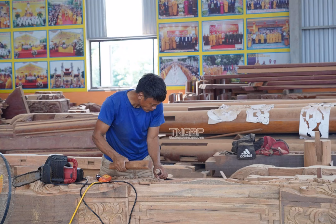 Những người thợ lành nghề từ các các làng nghề truyền thống nổi tiếng trên toàn quốc tham gia vào thi công công trình