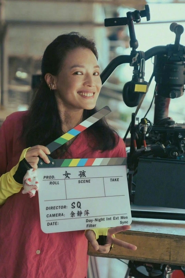 Thư Kỳ trên trường quay Girl