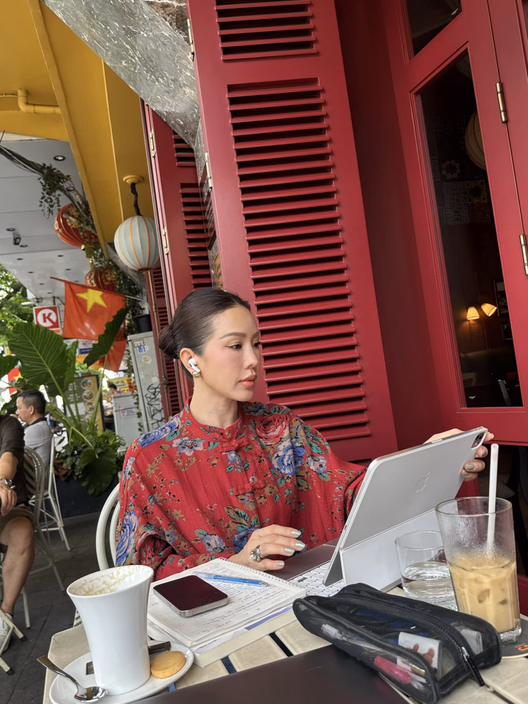 Người đẹp Thu Hoài vừa chăm chỉ làm việc vừa thưởng thức cà phê và bánh ngọt.
