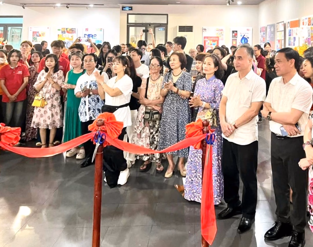 Các đại biểu dự khai mạc triển lãm