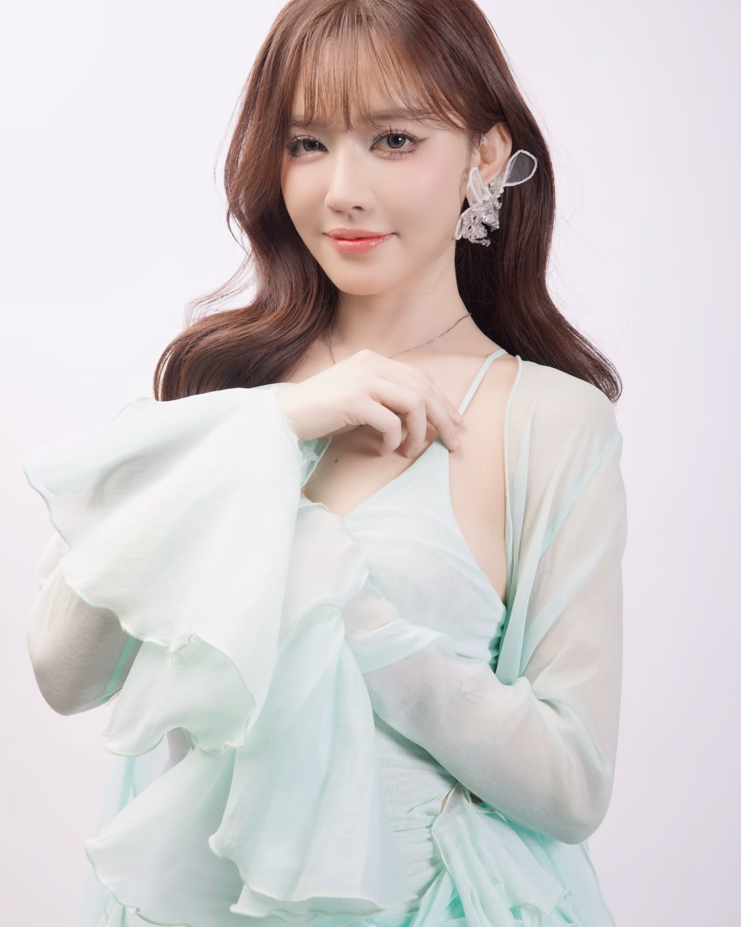 Bích Phương lộ diện hậu trường, mặt mộc vẫn bị nhầm với loạt mỹ nhân đình đám Bích Phương là một trong những Em Xinh nổi bật của chương trình. Xuất hiện nhiều trở lại nên nhan sắc thay đổi của Bích Phương dạo gần đây cũng được netizen bàn tán nhiều.