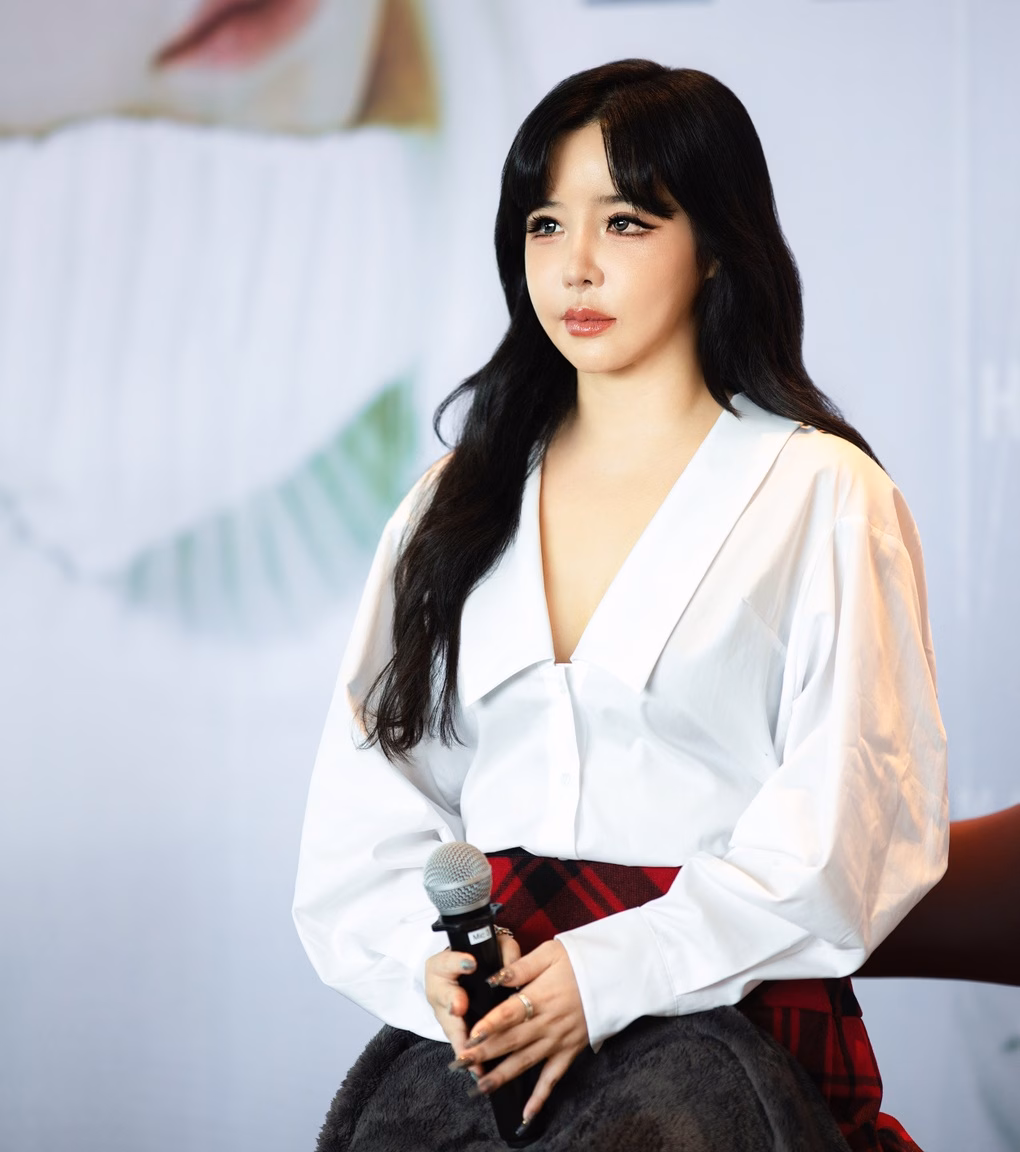 Bích Phương lộ diện hậu trường, mặt mộc vẫn bị nhầm với loạt mỹ nhân đình đám Nhan sắc của nữ ca sĩ khiến cộng đồng mạng liên tưởng đến Park Bom, Hòa Minzy và Orange.