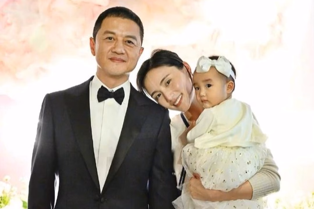 Kim Hỷ và con gái là điểm tựa tinh thần của Lý Á Bằng lúc này (Ảnh: Sina).