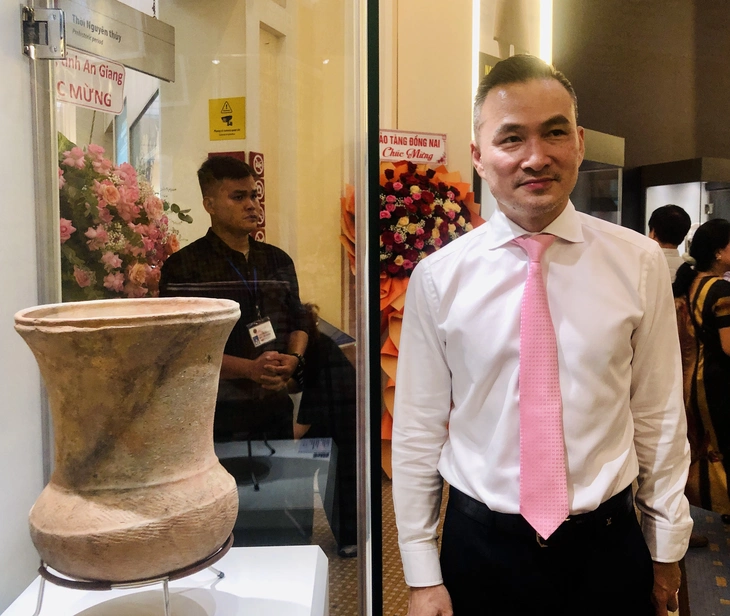Ông Chi Bảo bên bảo vật quốc gia chõ gốm do ông sưu tầm - Ảnh: HOÀI PHƯƠNG