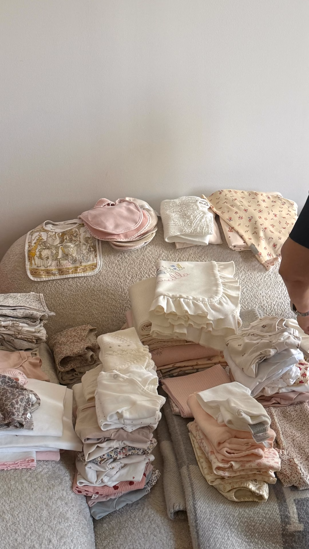 Nella” borsa parto” di una bambina cosa c’è ? Ecco la mia🎀 Nb: se sei una mamma di uno o più bambini, il tuo commento - consiglio - osservazione sarà più che gradito. Che mi sto scordando??? 🫠😅🤯 /noadv