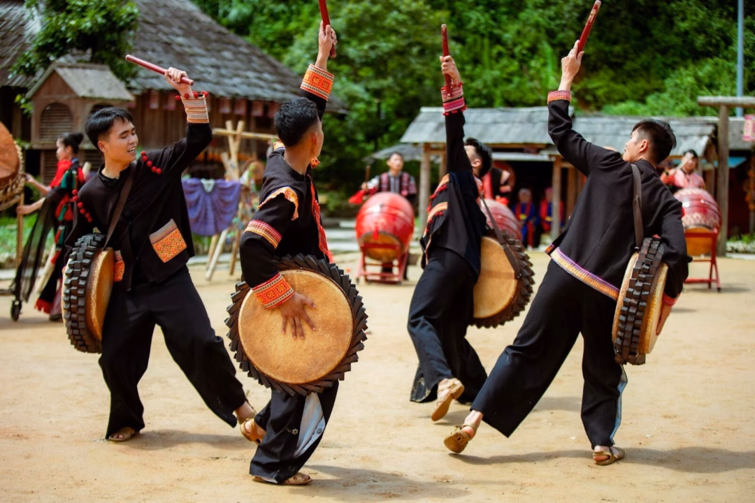 Lễ hội Xòe Fansipan: Trải nghiệm văn hóa độc đáo tại vùng cao Tây Bắc Không khí lễ hội trở nên rộn ràng hơn khi vòng xòe được mở ra giữa sân bản. Những bàn tay nắm chặt nhau, những bước chân hòa trong nhịp trống rộn ràng. Không phân biệt người dân và du khách, tất cả hòa vào điệu múa xòe sôi động.